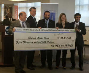 Detroit Mayor Mike Duggan and Robert Brennan and Kristen Holt of United Way recieving 1 of 2 checks from  Anwar Khan of Islamic Relief USA and Muzammil Ahmed of MMCC