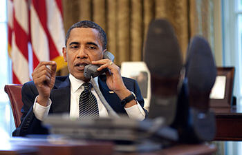 English: President Barack Obama talks with Isr...
