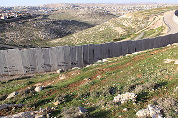 English: Israeli West-Bank barrier near Ramall...