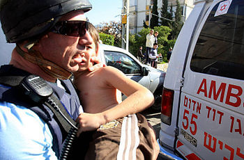 English: Israeli child injured from Hamas Grad...