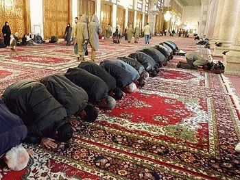 English: Faithful praying towards Makkah; Umay...