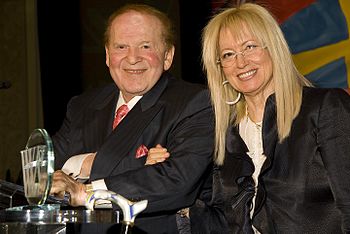 English: Sheldon and Miriam Adelson recieve Wo...