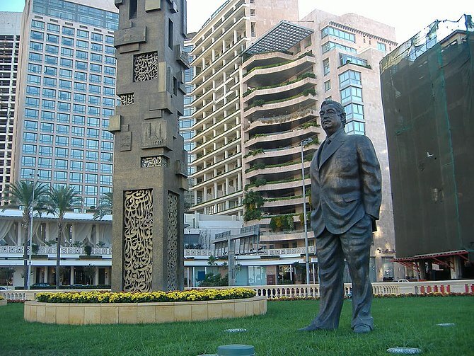 Rafic Hariri statue in front of the St. George Hotel in Beirut Lebanon (Photo credit: Wikipedia)