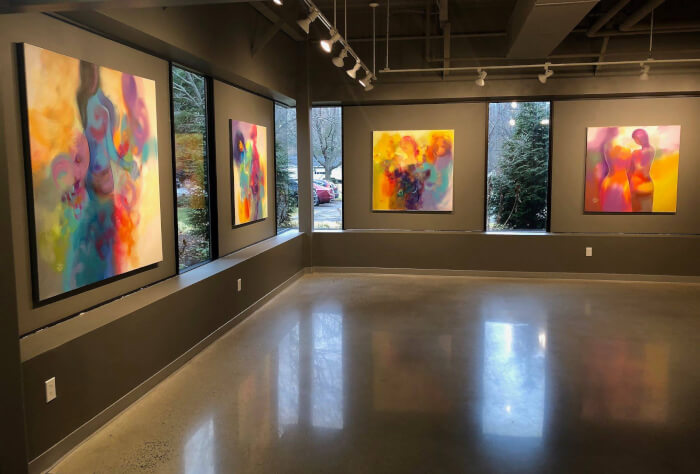  Suzan Bushnaq's works are now mounted in Palestine Museum US. Based in Kuwait, Bushaq uses vibrant color and an impressionistic approach to express the multifaceted vitality of women.